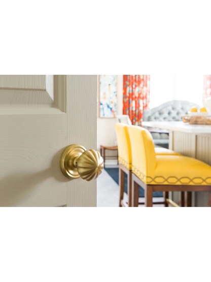 Classic Rosette Set With Fluted Brass Knobs