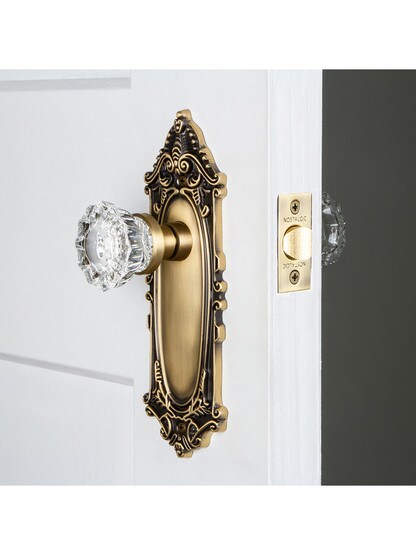 Largo Design Door Set With Fluted Crystal Glass Door Knobs